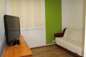 TV a/nebo společenská místnost v ubytování H18B EUROHOTEL
