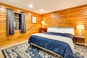 ein Schlafzimmer mit Holzwänden und ein Bett in einem Zimmer in der Unterkunft Tranquil Creekside Hideout Families Welcome! 