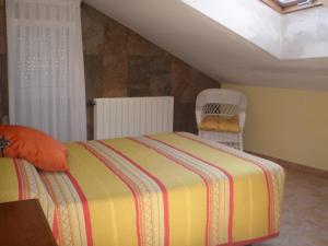 A bed or beds in a room at Hostal Pineda