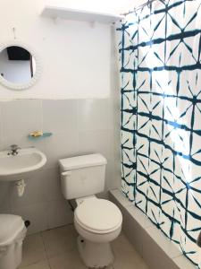 een badkamer met een toilet en een wastafel bij Caracola, habitación privada de Flor de Lis Beach House in Playas