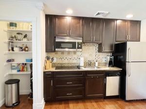 Modern 1BR apt in the heart of downtown Wilmington的厨房或小厨房