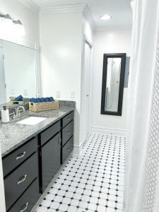 Modern 1BR apt in the heart of downtown Wilmington的一间浴室