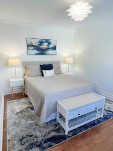 1 dormitorio con 1 cama grande y 2 lámparas en Modern 1BR apt in the heart of downtown Wilmington, en Wilmington