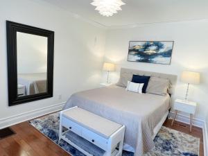 1 dormitorio con cama y espejo grande en Modern 1BR apt in the heart of downtown Wilmington, en Wilmington