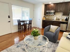 Modern 1BR apt in the heart of downtown Wilmington的厨房或小厨房