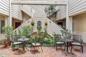 un patio con 2 mesas, sillas y plantas en Modern 1BR apt in the heart of downtown Wilmington en Wilmington