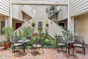 威尔明顿Modern 1BR apt in the heart of downtown Wilmington的庭院设有两把桌子和椅子,种有植物