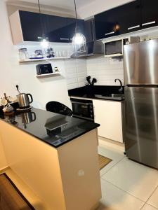 una cocina con nevera de acero inoxidable y armarios en Edificio DaLuis en Punta del Este