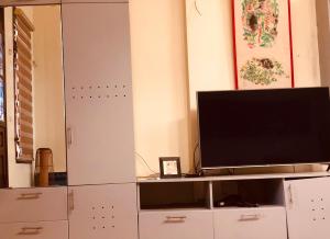 Μια τηλεόραση ή/και κέντρο ψυχαγωγίας στο PrivateHouse'sArtistBRKitchenBalconyOldQuarter