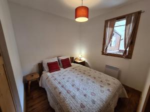ボーフォールにあるAppartement style montagne, 4 personnes, 1 chambre, 1 coin montagne - ALPINA07のベッドと窓のある寝室