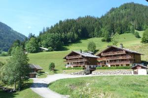 ボーフォールにあるAppartement style montagne, 4 personnes, 1 chambre, 1 coin montagne - ALPINA07の道路のある丘の上にある木造の建物群