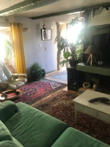 sala de estar con sofá y mesa en Le grenier en Tauves