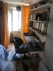 escritorio y silla en una habitación en Le grenier en Tauves