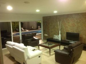 TV a/nebo společenská místnost v ubytování Estupendo Chalet en Candelaria con Piscina