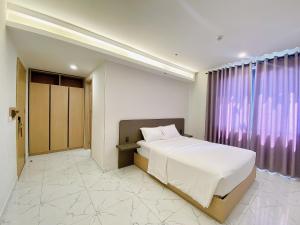 Postel nebo postele na pokoji v ubytování The Luxe Hotel Châu Đốc