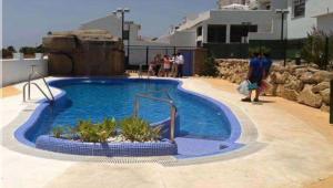 una gran piscina con gente a su alrededor en Casa Isabel, en Vejer de la Frontera