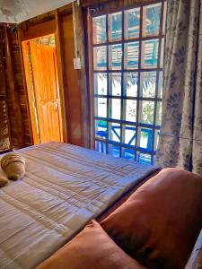 een slaapkamer met een groot bed en een raam bij Lanta Marina Resort By Mam&Mod in Koh Lanta
