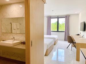 Postel nebo postele na pokoji v ubytování The Luxe Hotel Châu Đốc