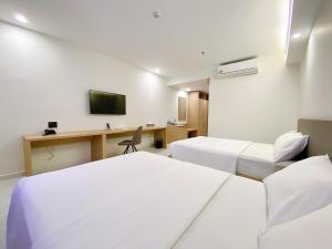 Postel nebo postele na pokoji v ubytování The Luxe Hotel Châu Đốc
