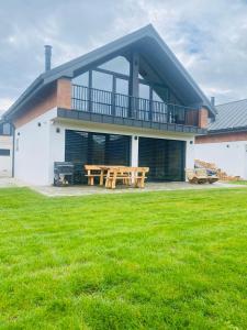 ein Haus mit einem Picknicktisch davor in der Unterkunft Holiday Resort Šefec in Liptovská Sielnica