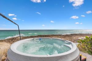 een bad op het strand naast de oceaan bij As Good as it Gets in Stuart