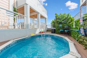 uma piscina no quintal de uma casa em As Good as it Gets em Stuart