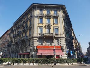 een gebouw met een oranje bord aan de zijkant bij Mini loft a Milano - Città Studi, Porta Venezia in Milaan