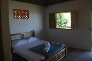 ein Schlafzimmer mit einem Bett mit einem ausgestopften Tier darauf in der Unterkunft Hostal Vista Verde Minca in Minca