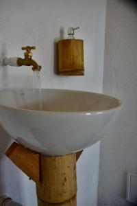 a white sink with water pouring from a faucet at Hostal Vista Verde Minca in Minca