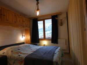 a bedroom with a bed and a window at Pied des pistes - Très bel appartement 4 personnes in Valmorel