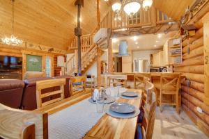 Posezení v ubytování Donnelly Cabin with Private Deck Near Lake Cascade! + 20 fotografií