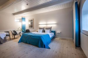 una camera d'albergo con letto e tavolo di Nørre Vosborg a Vemb
