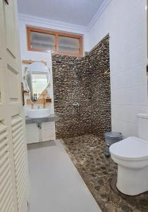 a bathroom with a toilet and a sink at Sentosa Lodge in Kampungdurian