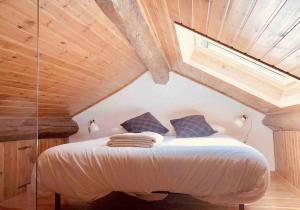 1 dormitorio con 1 cama en el ático en La Cabañita de Llívia, Cerdanya, Puigcerdà en Llivia