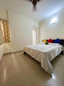 een slaapkamer met een groot bed in een kamer bij Serene Living at Marine drive at Kochi in Ernakulam