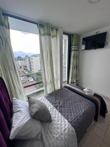 1 dormitorio con cama y ventana grande en HOSPEDAJE SARY HOUSE, en Bogotá