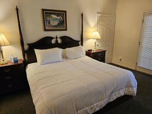 En eller flere senge i et værelse på Alhatti Christian Resort
