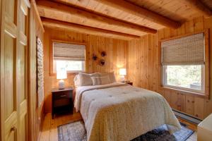 Llit o llits en una habitació de Liberty Vacation Rental about 3 Mi to Brookville Lake!