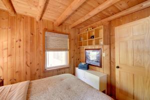En eller flere senge i et værelse på Liberty Vacation Rental about 3 Mi to Brookville Lake!