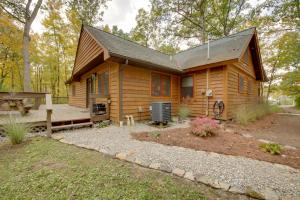 Cabaña de madera con porche y patio en Liberty Vacation Rental about 3 Mi to Brookville Lake!, en Liberty