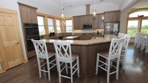 A cozinha ou cozinha compacta de DB2, Latitude Adjustment- Oceanside, Private Pool, Rec Room, Poolside Bar