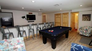 Uma TV ou centro de entretenimento em DB2, Latitude Adjustment- Oceanside, Private Pool, Rec Room, Poolside Bar