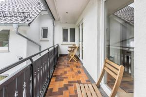 een balkon met een houten stoel op een huis bij Ferienhaus Rosswangen in Balingen