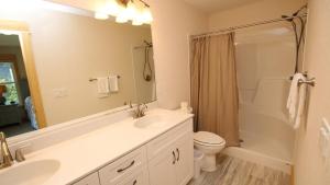 Um banheiro em DB2, Latitude Adjustment- Oceanside, Private Pool, Rec Room, Poolside Bar