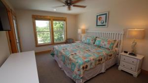 Cama ou camas em um quarto em DB2, Latitude Adjustment- Oceanside, Private Pool, Rec Room, Poolside Bar