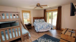 Cama ou camas em um quarto em DB2, Latitude Adjustment- Oceanside, Private Pool, Rec Room, Poolside Bar