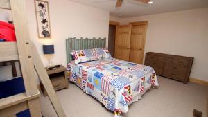 Cama ou camas em um quarto em DB2, Latitude Adjustment- Oceanside, Private Pool, Rec Room, Poolside Bar
