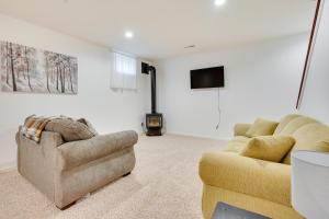 ein Wohnzimmer mit 2 Sofas und einem TV in der Unterkunft Charming Howard Getaway with Deck, 1 Mi to Lake! in Howard