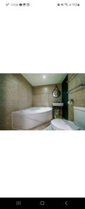 uma casa de banho com WC e 2 lavatórios em Bulgwang 3S Hotel em Seul