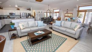 Χώρος καθιστικού στο Oceanside, Close to Beach, Private Pool, Hot Tub, FS1, Duck Chill Inn